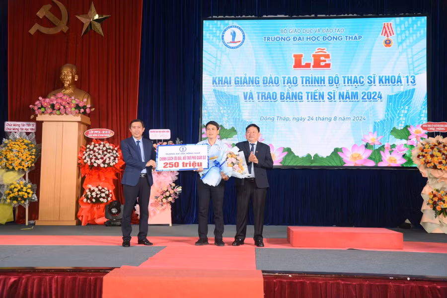 Lãnh đạo Trường ĐH Đồng Tháp chúc mừng và trao chính sách ưu đãi thu hút Phó Giáo sư năm 2024.