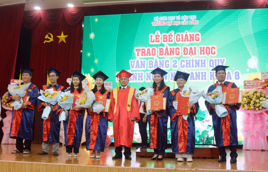 PGS.TS Lương Minh Cừ - Bí thư Đảng ủy, Hiệu trưởng trao bằng, khen thưởng tân cử nhân tốt nghiệp xuất sắc tiêu biểu.