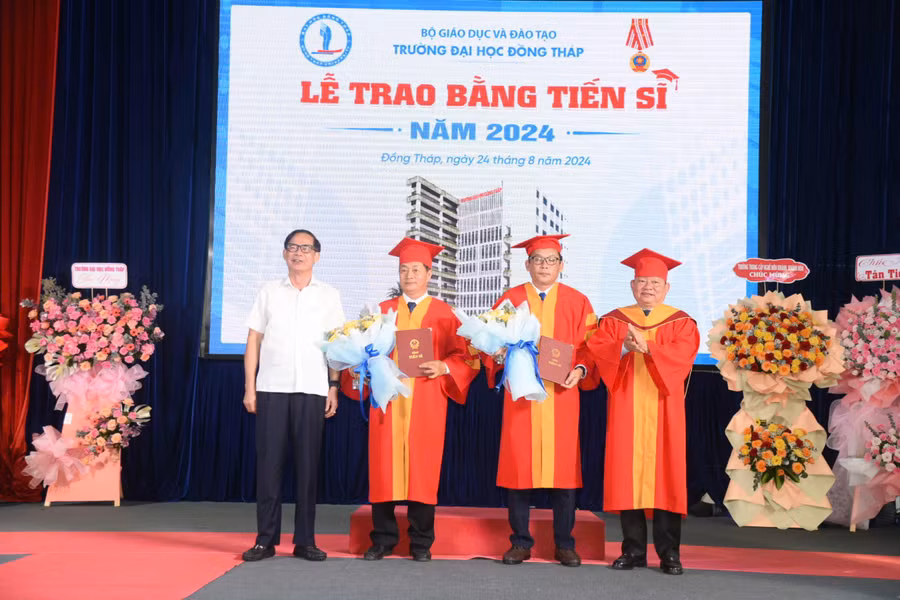 truong dh dong thap trao bang 2.jpg