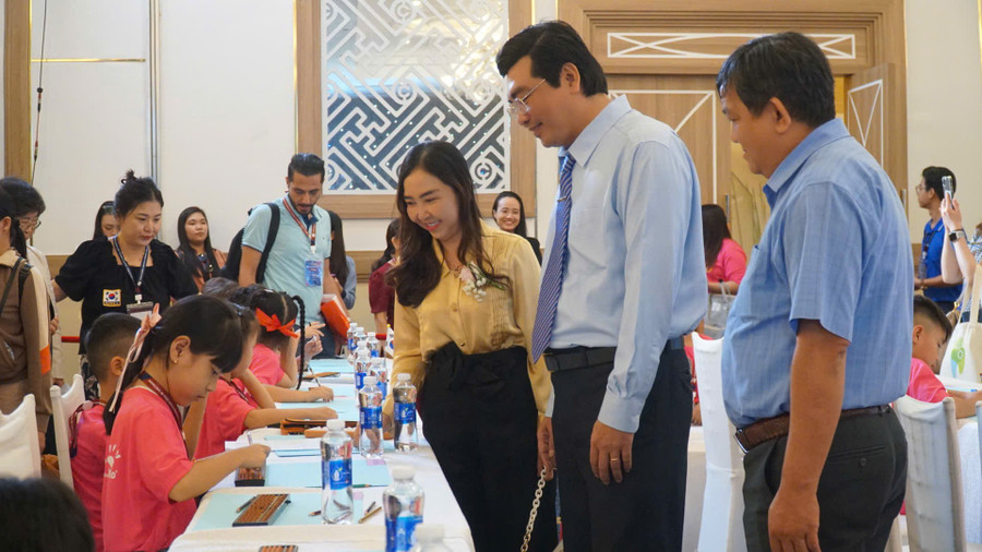 Ông Trần Thanh Bình, Giám đốc Sở GD&ĐT TP Cần Thơ (giữa) động viên các em học sinh tham gia kỳ thi. can-tho-toan-tri-tue-2.jpg