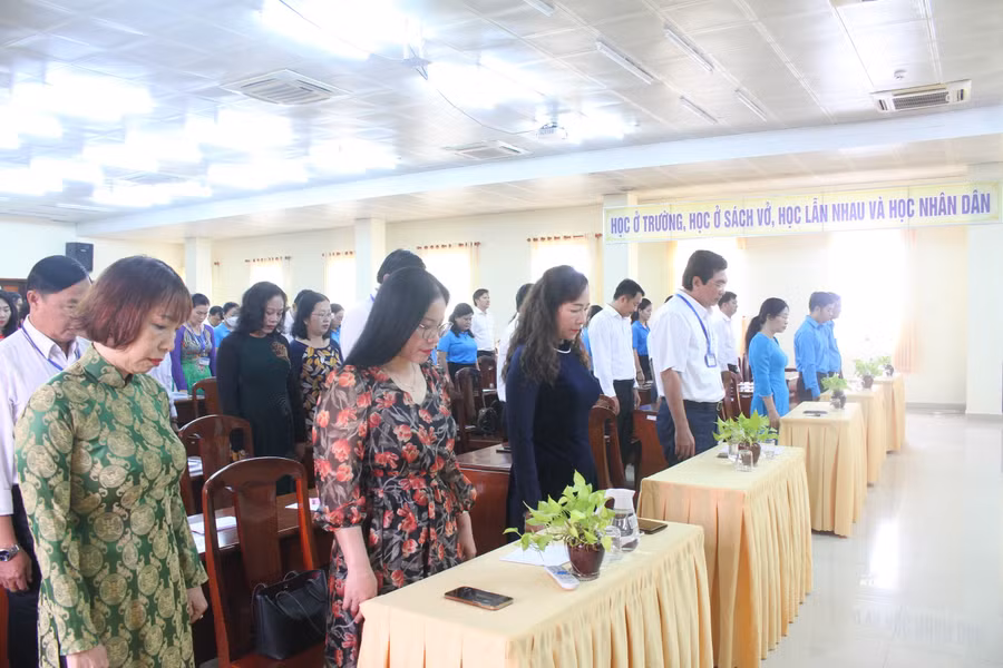 Cán bộ, nhân viên Sở GD&ĐT TP Cần Thơ mặc niệm đồng bào tử nạn do cơn bão số 3.