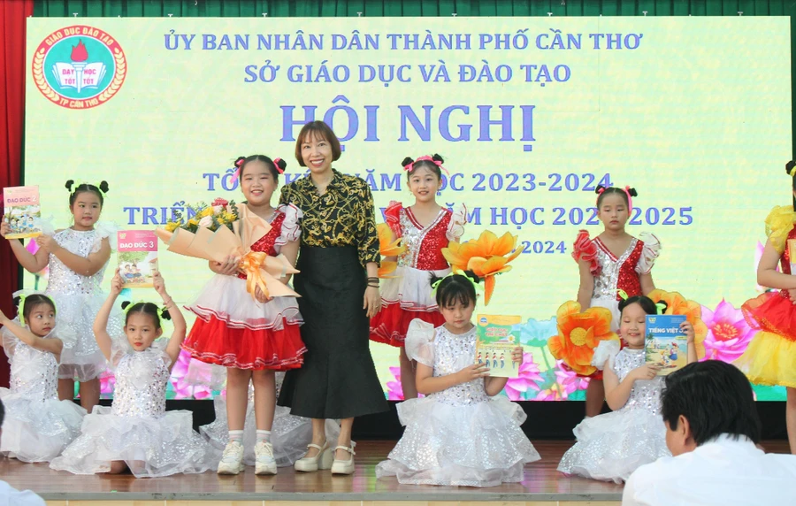 Lãnh đạo Sở GD&ĐT TP Cần Thơ tặng hoa cho các em HS trong tiết mục văn nghệ khai mạc Hội nghị.