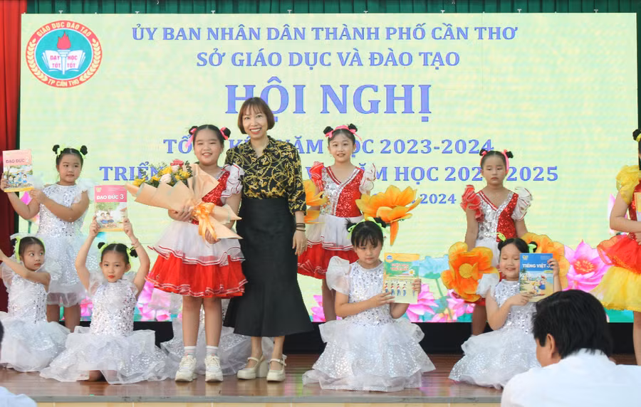 Lãnh đạo Sở GD&ĐT TP Cần Thơ tặng hoa cho các em HS trong tiết mục văn nghệ khai mạc Hội nghị.