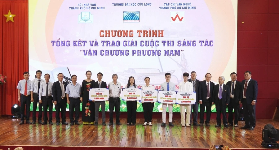 Ban tổ chức cuộc thi trao giải cho các tác giả.