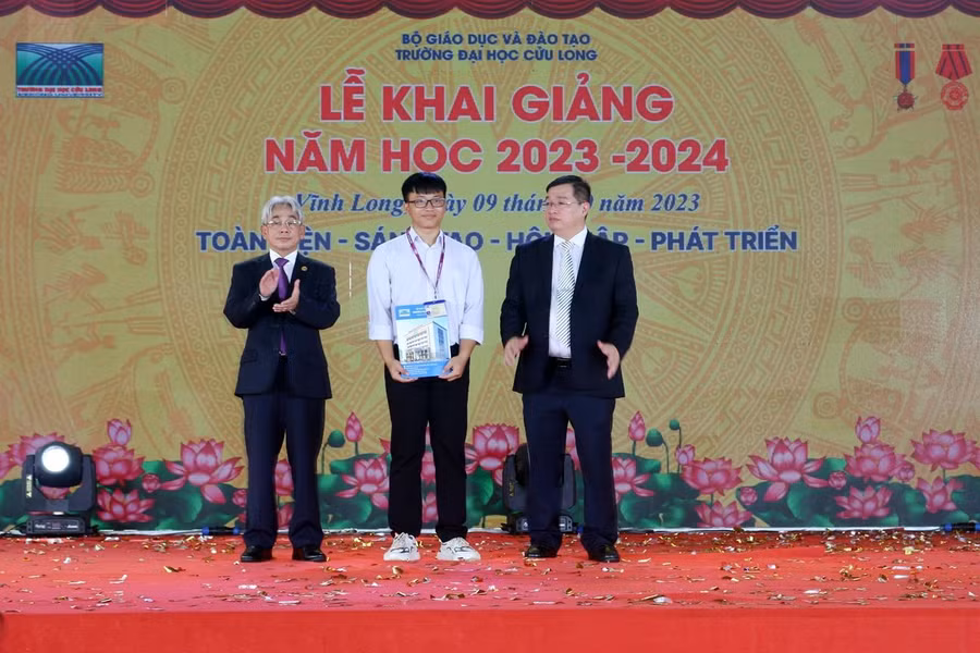 PGS.TS Lương Minh Cừ, Bí thư Đảng ủy, Hiệu trưởng Trường ĐH Cửu Long và Ths Lê Tôn Đức Hoà, Chủ tịch Hội đồng trường trao Quyết định cấp học bổng toàn phần cho tân SV có hoàn cảnh đặc biệt khó khăn đầu năm học 2023 - 2024.