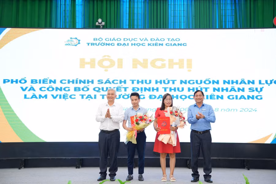 Lãnh đạo Trường ĐH Kiên Giang trao Quyết định thu hút nhân lực cho viên chức.