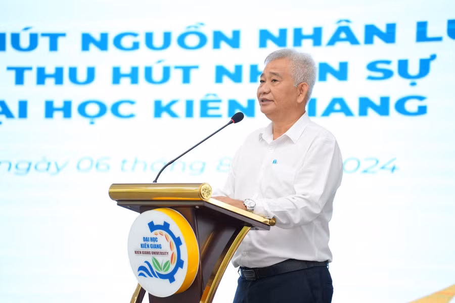 truong dhkg cong bo chinh sach.jpg