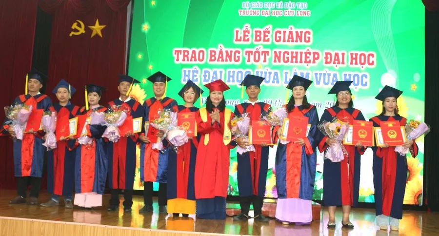 TS Đặng Thị Ngọc Lan, Phó Hiệu trưởng Trường ĐH Cửu Long chúc mừng tân cử nhân tốt nghiệp xuất sắc.