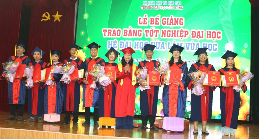 TS Đặng Thị Ngọc Lan, Phó Hiệu trưởng Trường ĐH Cửu Long chúc mừng tân cử nhân tốt nghiệp xuất sắc.