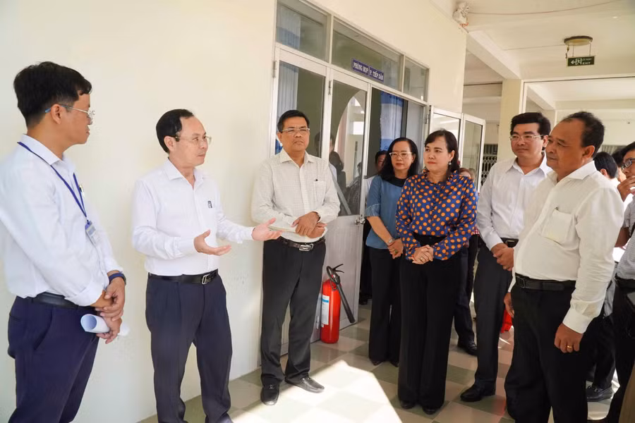 bi thu can tho tham truong lop 4.jpg