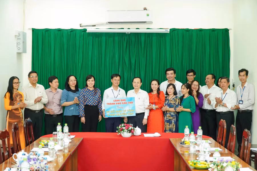 Bí thư Thành ủy Cần Thơ và đoàn công tác thăm, tặng quà cho Trường THPT Trần Đại Nghĩa.