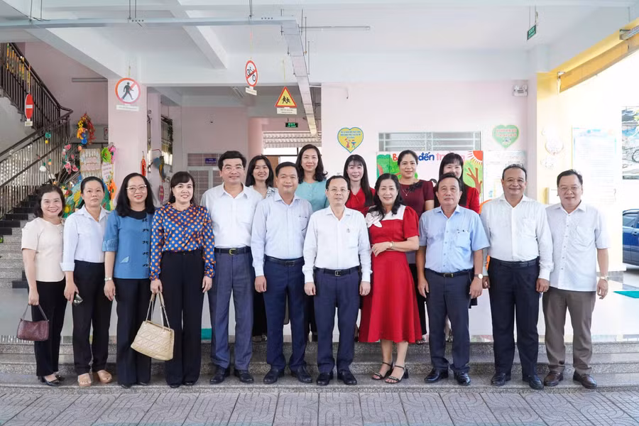 bi thu can tho tham truong lop 7.jpg