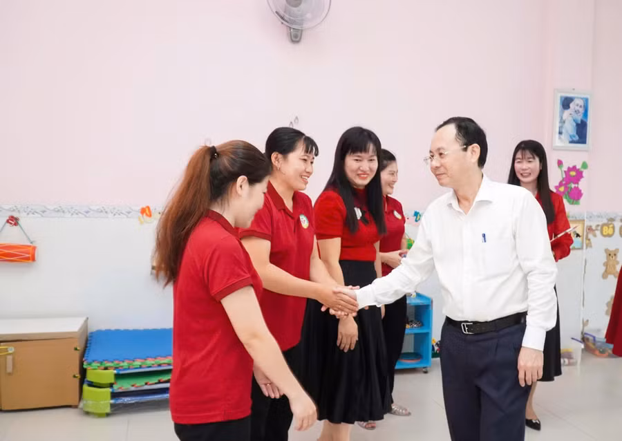 bi thu can tho tham truong lop 2.jpg