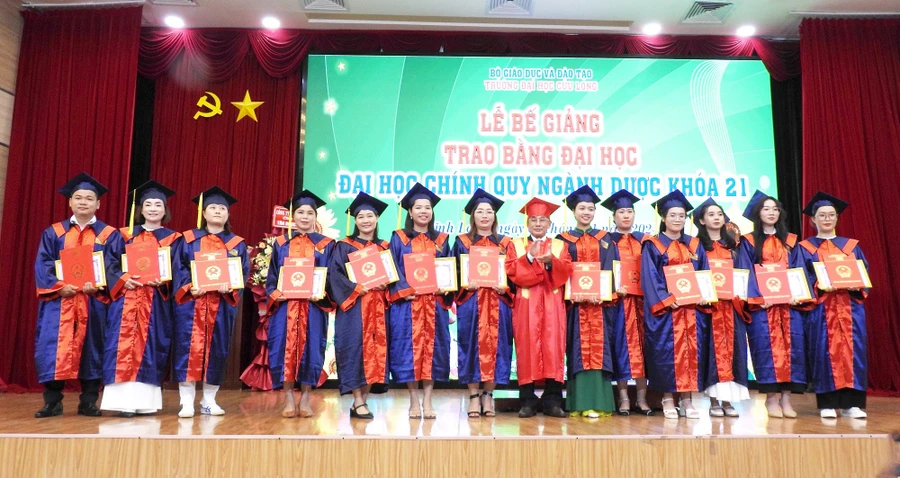 PGS.TS Lương Minh Cừ - Bí thư Đảng ủy, Hiệu trưởng trao bằng, khen thưởng các tân Dược sĩ tốt nghiệp xuất sắc.