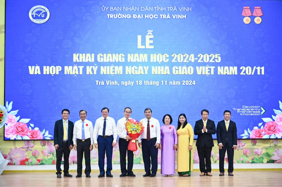 Lãnh đạo tỉnh và lãnh đạo Trường ĐH Trà Vinh tặng hoa và chụp ảnh lưu niệm cùng GS.TS Nguyễn Thiện Nhân.