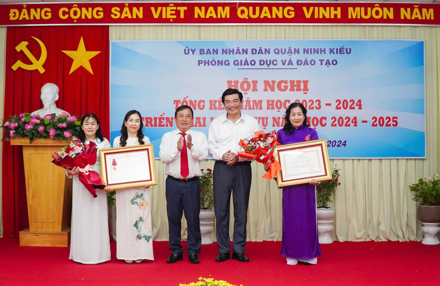 Trao Huân chương lao động hạng 3 cho Trường TH Ngô Quyền và bà Trương Thị Ngọc Liễu, Hiệu trưởng Trường MN Tây Đô.