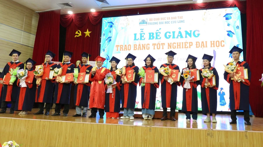  PGS.TS Lương Minh Cừ - Bí thư Đảng ủy, Hiệu trưởng Trường ĐH Cửu Long trao bằng, khen thưởng tân cử nhân, kỹ sư tốt nghiệp xuất sắc tiêu biểu.