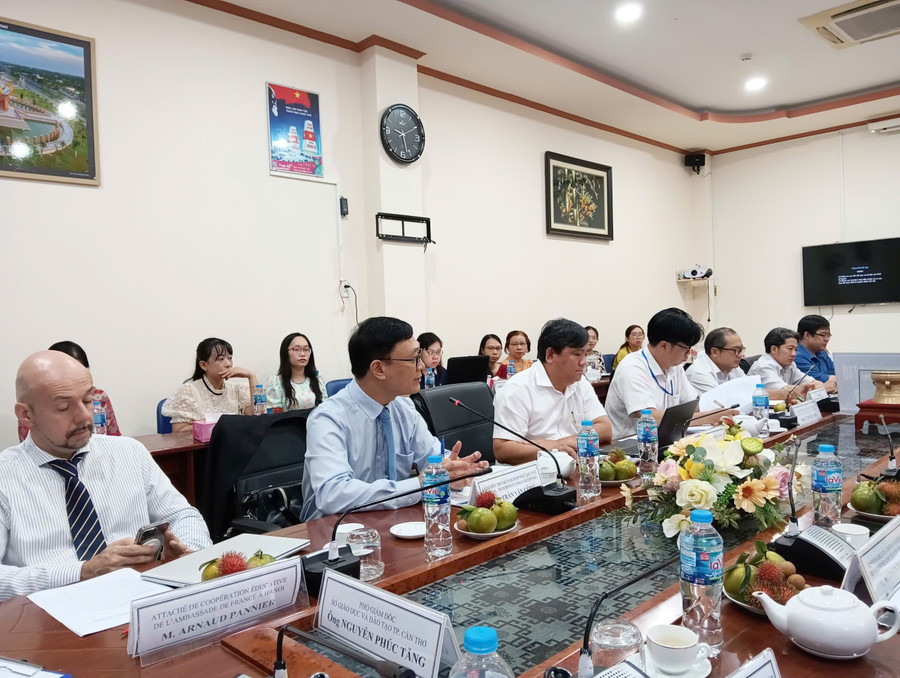 Đại biểu tham dự hội thảo. tp-can-tho-tang-cuong-tieng-phap-5.jpg