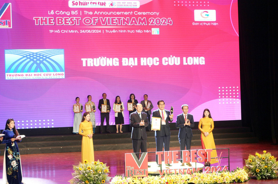 Trường ĐH Cửu Long nhận giải thưởng “Top 10 Trường Đại học tốt nhất Việt Nam”.