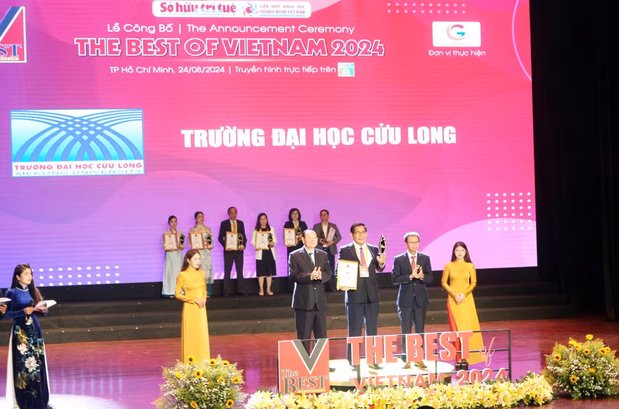 Trường ĐH Cửu Long nhận giải thưởng “Top 10 Trường Đại học tốt nhất Việt Nam”.