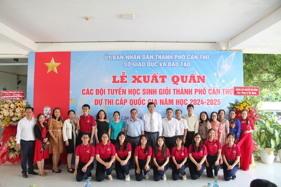 Lãnh đạo Sở GD&ĐT Cần Thơ, Hội Khuyến học, Công đoàn ngành và thầy cô giáo động viên đội tuyển học sinh giỏi trước kỳ thi.