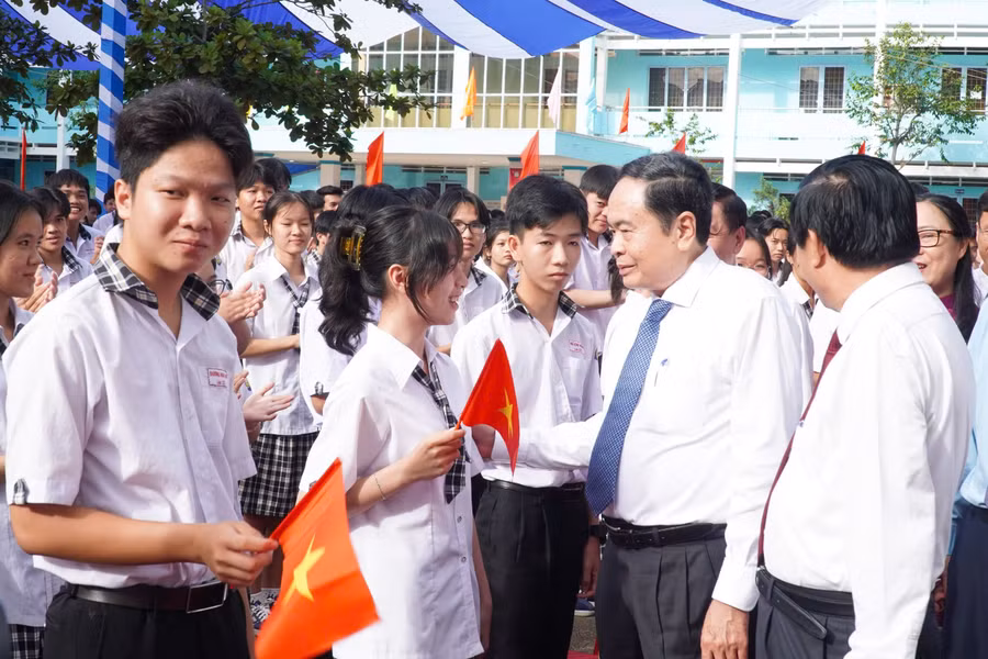 Chủ tịch Quốc hội Trần Thanh Mẫn động viên các em HS Trường THPT Phạm Hùng.