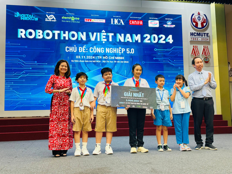 Ban Tổ chức trao giải cho thí sinh đoạt giải nhất vòng tuyển chọn đội tham gia Robothon Quốc tế 2024.