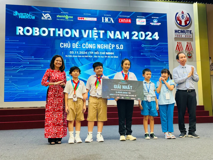 Ban Tổ chức trao giải cho thí sinh đoạt giải nhất vòng tuyển chọn đội tham gia Robothon Quốc tế 2024.