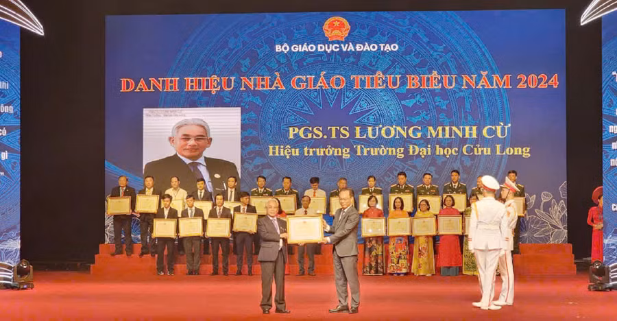 Thứ trưởng Bộ GD&ĐT Hoàng Minh Sơn trao tặng danh hiệu Nhà giáo tiêu biểu khối giáo dục Đại học cho PGS.TS Lương Minh Cừ.