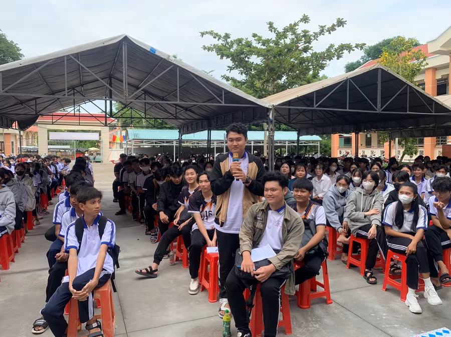 Các em HS trả lời câu hỏi về an toàn giao thông, an ninh mạng.