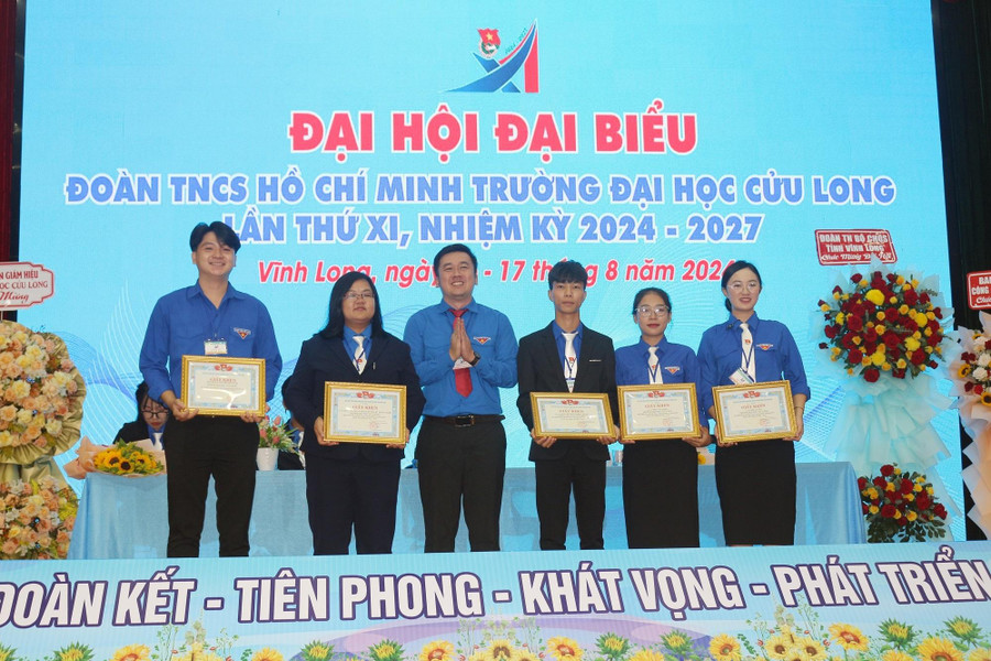 Tỉnh Đoàn Vĩnh Long khen thưởng cho tập thể có thành tích xuất sắc trong công tác Đoàn và phong trào thanh niên.