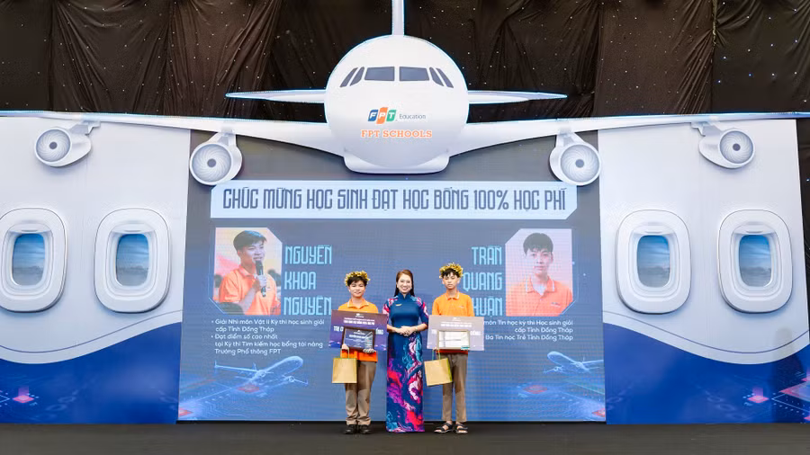 Trao học bổng 100% học phí dành cho học sinh K10.