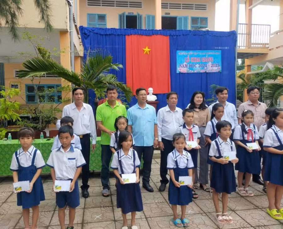 Đại diện tập thể lớp trung cấp chính trị khóa 137 trao quà cho HS Trường Tiểu học Tạ An Khương Nam, huyện Đầm Dơi, Cà Mau.