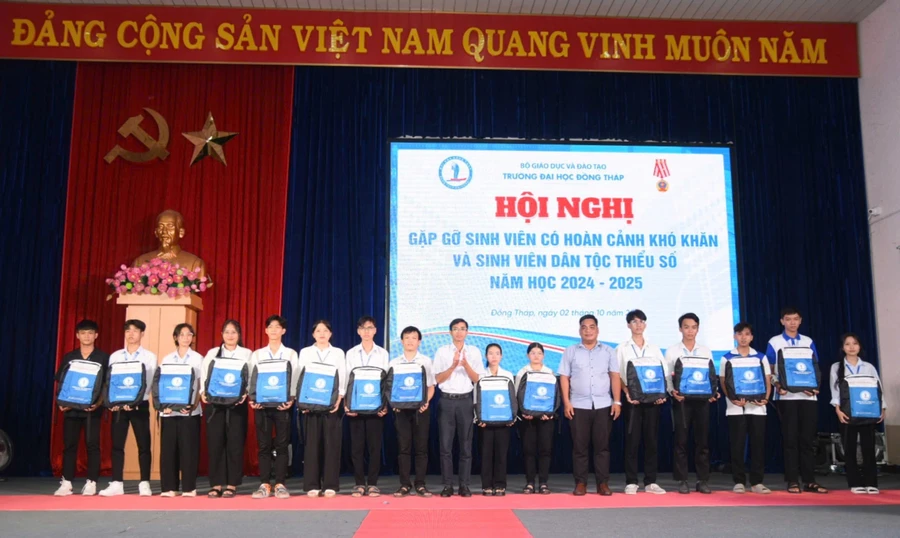 SV hoàn cảnh khó khăn nhận quà hỗ trợ từ Chi hội Khuyến học Trường ĐH Đồng Tháp.