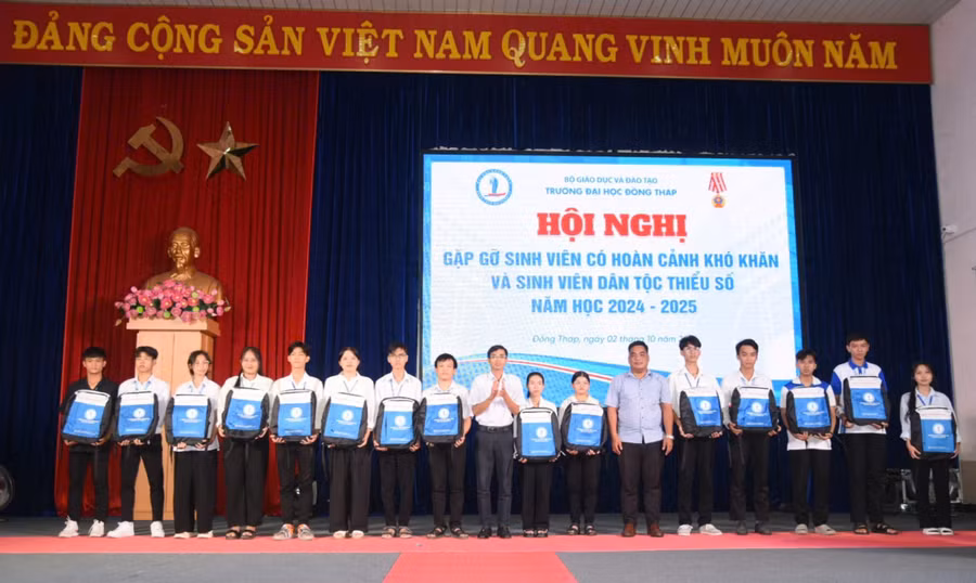 SV hoàn cảnh khó khăn nhận quà hỗ trợ từ Chi hội Khuyến học Trường ĐH Đồng Tháp.