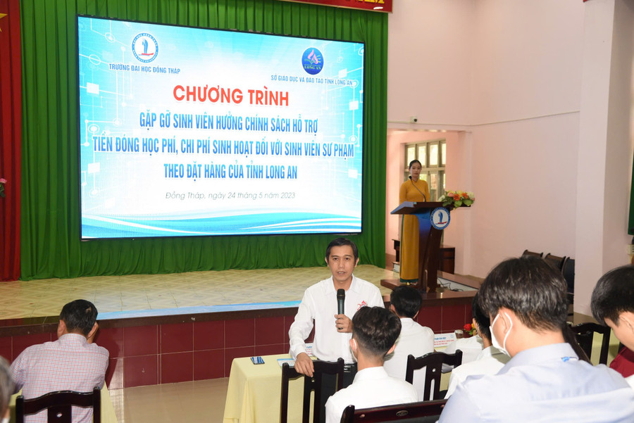 TS Trương Tấn Đạt - Chủ tịch Hội đồng trường Trường ĐH Đồng Tháp, gặp gỡ SV Sư phạm nhận hỗ trợ theo Nghị định 116.