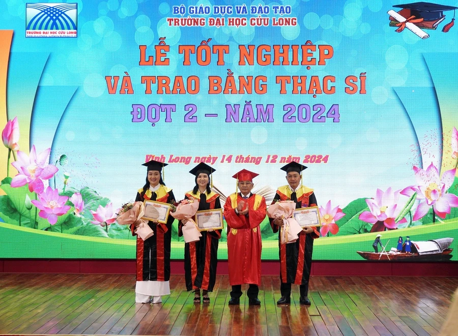 PGS.TS Lương Minh Cừ - Bí thư Đảng ủy, Hiệu trưởng Trường ĐH Cửu Long trao giấy khen cho tân thạc sĩ.