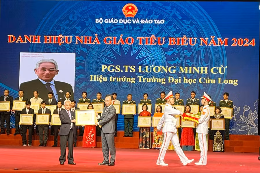 7-thu-truong-bo-gddt-hoang-minh-son-trao-tang-danh-hieu-nha-giao-tieu-bieu-khoi-giao-duc-dai-hoc-cho-pgs-ts-luong-minh-cu-hieu-truong-truong-dai-hoc-cuu-long.jpg