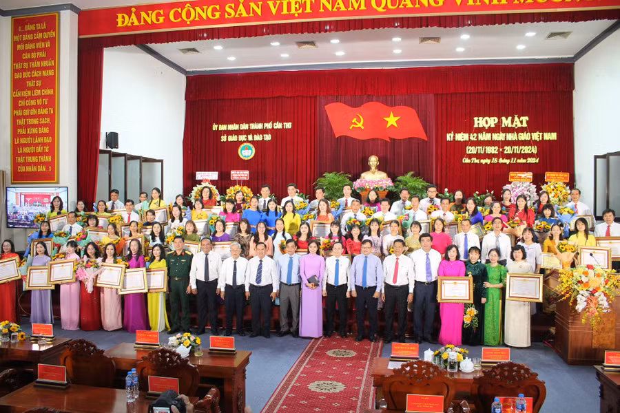 Các đại biểu, Nhà giáo dự buổi họp mặt chụp ảnh kỉ niệm.