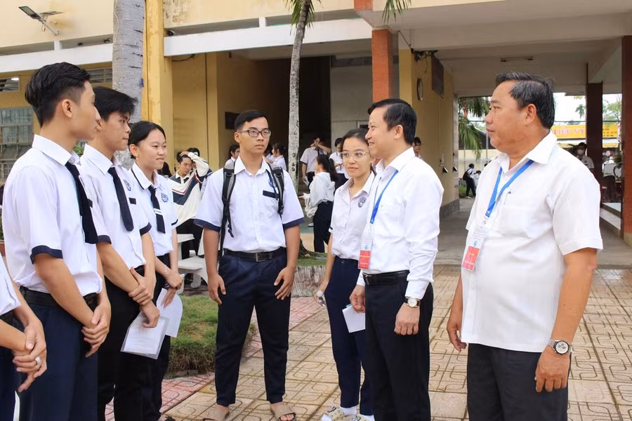 Ông Lê Quang Trí, Giám đốc Sở GD&ĐT tỉnh Tiền Giang động viên thí sinh trong Kỳ thi tốt nghiệp THPT năm 2024.