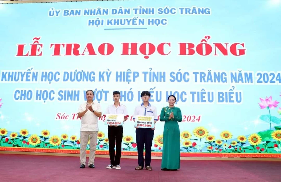 Trao học bổng khuyến học Dương Kỳ Hiệp cho học sinh có hoàn cảnh khó khăn.