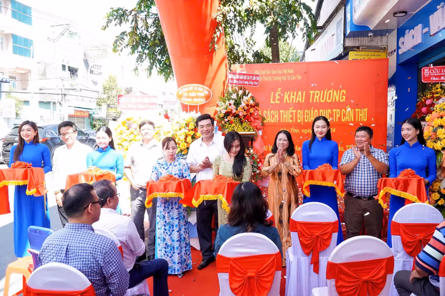 Nghi thức cắt băng khai trương Nhà sách thiết bị giáo dục Cần Thơ. 