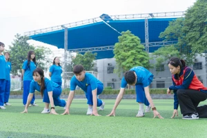 Cùng học sinh luyện tập trên sân cỏ. 