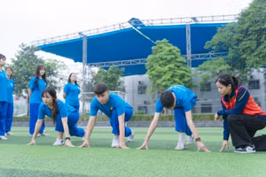 Cùng học sinh luyện tập trên sân cỏ. 