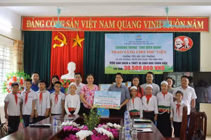 Ông Võ Hồng Việt trao tặng 996 bản sách giáo khoa và thiết bị giáo dục Cánh Diều cho Trường Tiểu học Cúc Phương. 