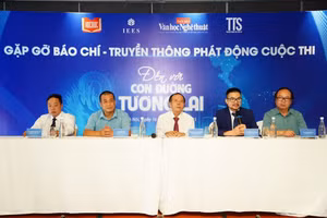 Ban tổ chức tại buổi gặp gỡ báo chí.