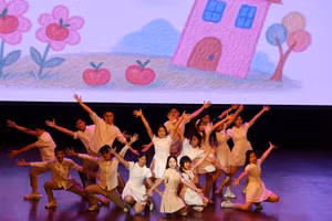 Nhạc kịch do học sinh Trường THPT chuyên Hà Nội-Amsterdam dàn dựng.