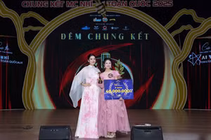 Gia Hân (phải), học sinh Trường THCS & THPT Nguyễn Tất Thành xuất sắc giành Á quân MC nhí toàn quốc 2025