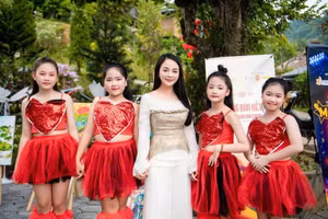 BTV-MC Lương Trang cùng học sinh. 