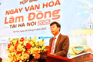 Phó Chủ tịch UBND tỉnh Lâm Đồng Đinh Văn Tuấn phát biểu tại buổi họp báo. 